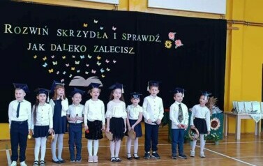 Uroczysty apel z okazji pasowania dzieci z klasy I na ucznia 4