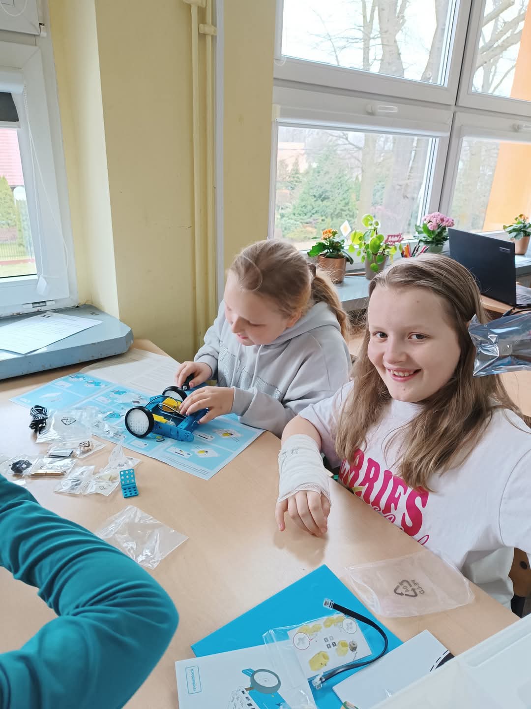 Robotyka_w_klasie_IV,_składanie_robot&oacute;w_mBot2_(3)