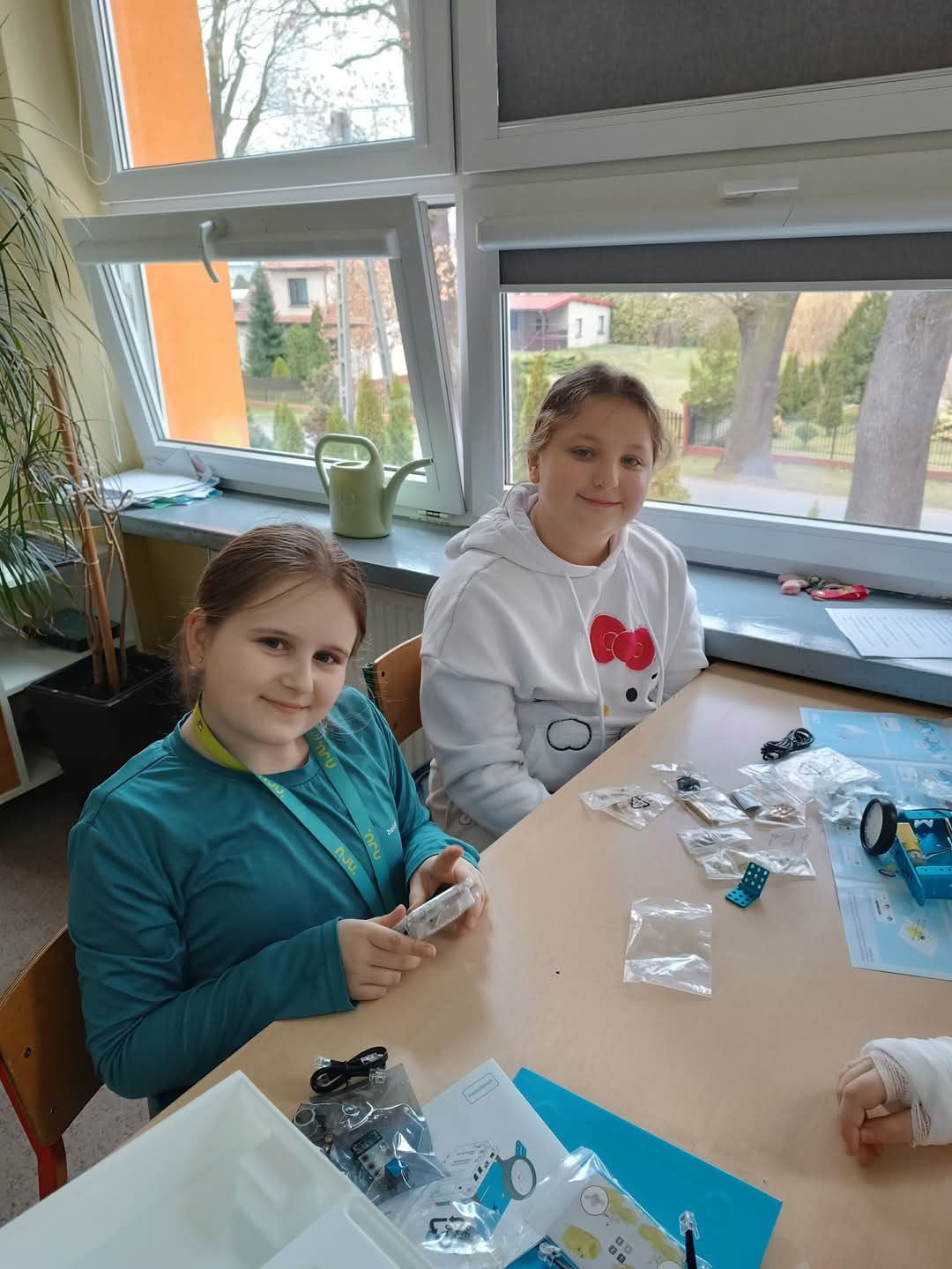 Robotyka_w_klasie_IV,_składanie_robot&oacute;w_mBot2_(4)