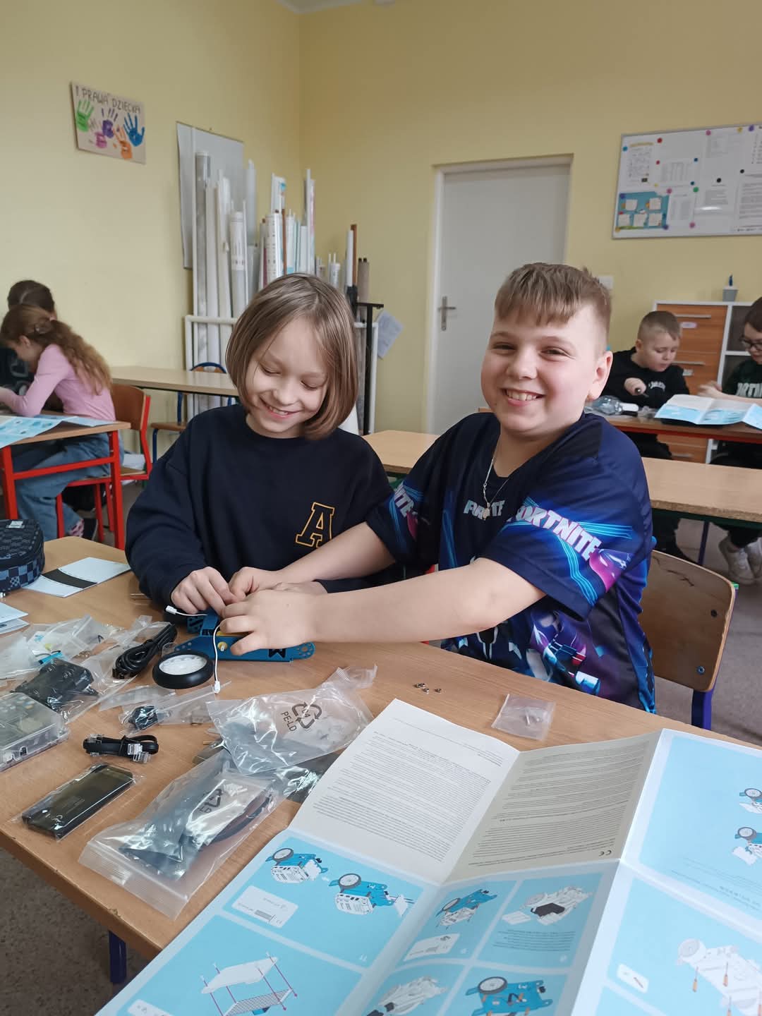 Robotyka_w_klasie_IV,_składanie_robot&oacute;w_mBot2_(5)