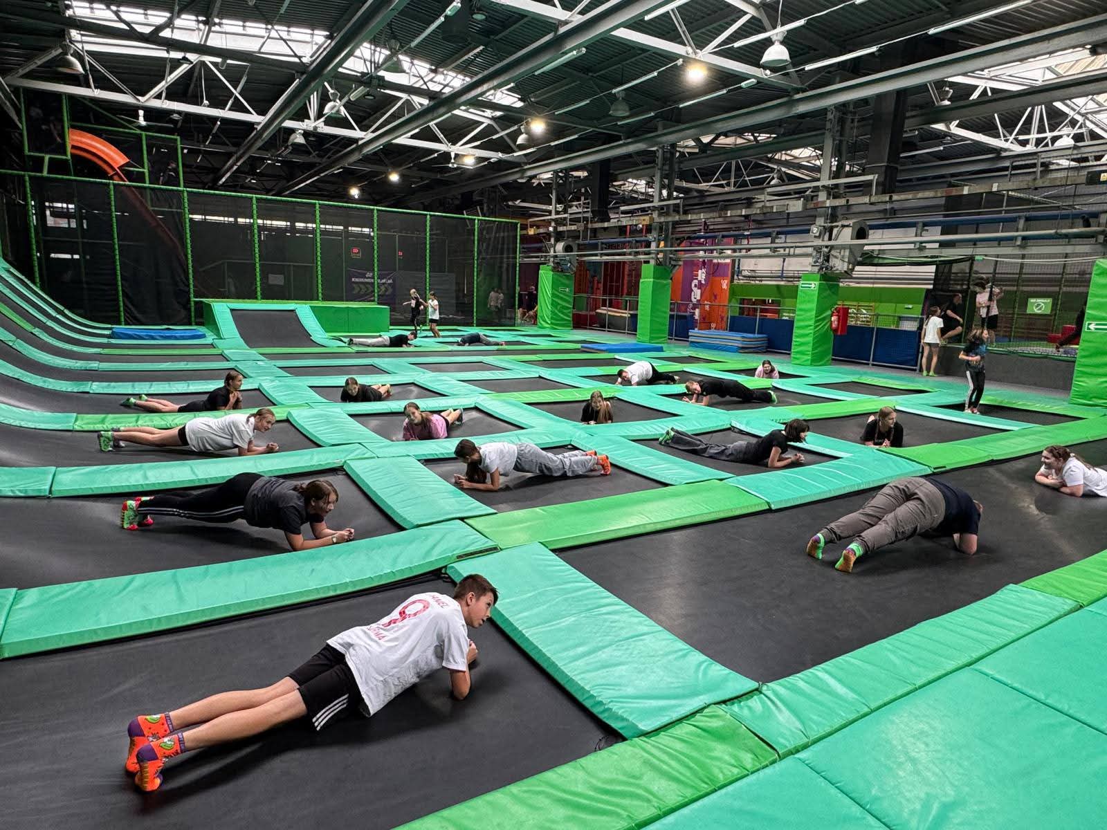 Wycieczka_klas_VI_-_VII_do_kina_i_do_Go_Jump_we_Wrocławiu_(1)