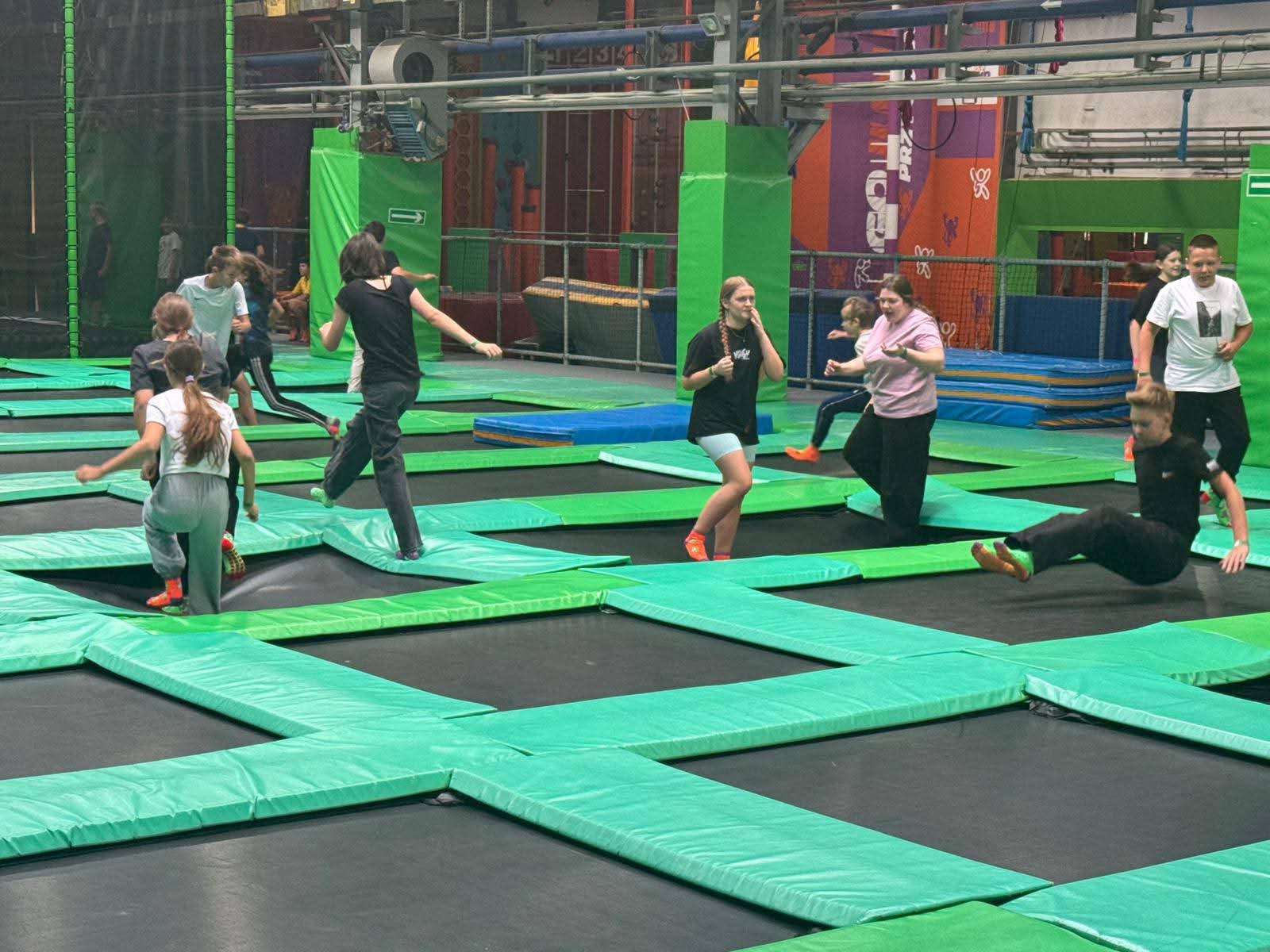 Wycieczka_klas_VI_-_VII_do_kina_i_do_Go_Jump_we_Wrocławiu_(2)