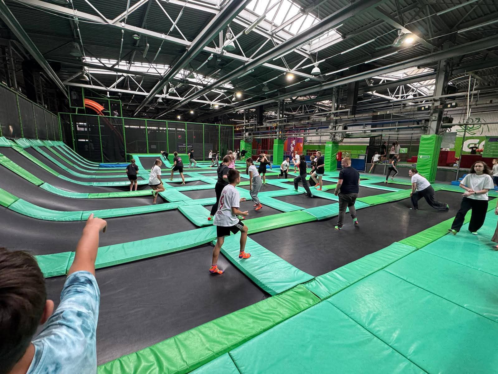 Wycieczka_klas_VI_-_VII_do_kina_i_do_Go_Jump_we_Wrocławiu_(3)